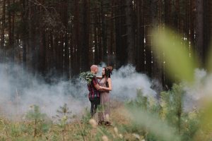 kāzu fotosesija mežā