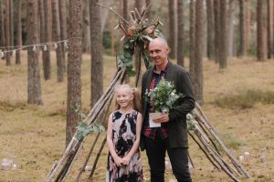 kāzu ceremonija mežā